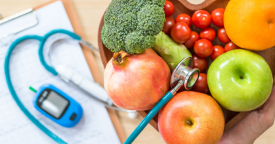 Owoce na stole, stetoskop, glukometr. Jak objawia się cukrzyca?