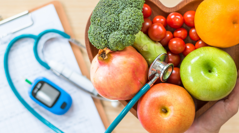 Owoce na stole, stetoskop, glukometr. Jak objawia się cukrzyca?
